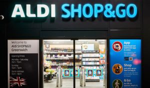 Vor dem Betreten des Shops muss die Shop&Go-App auf dem eigenen Smartphone installiert werden. Foto: Aldi UK