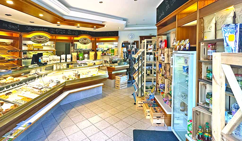 Eingangsbereich: die Bäckereitheke auf der linken Seite zieht die Aufmerksamkeit auf sich, während der rechte und hintere Bereich des Ladens vernachlässigt wird.