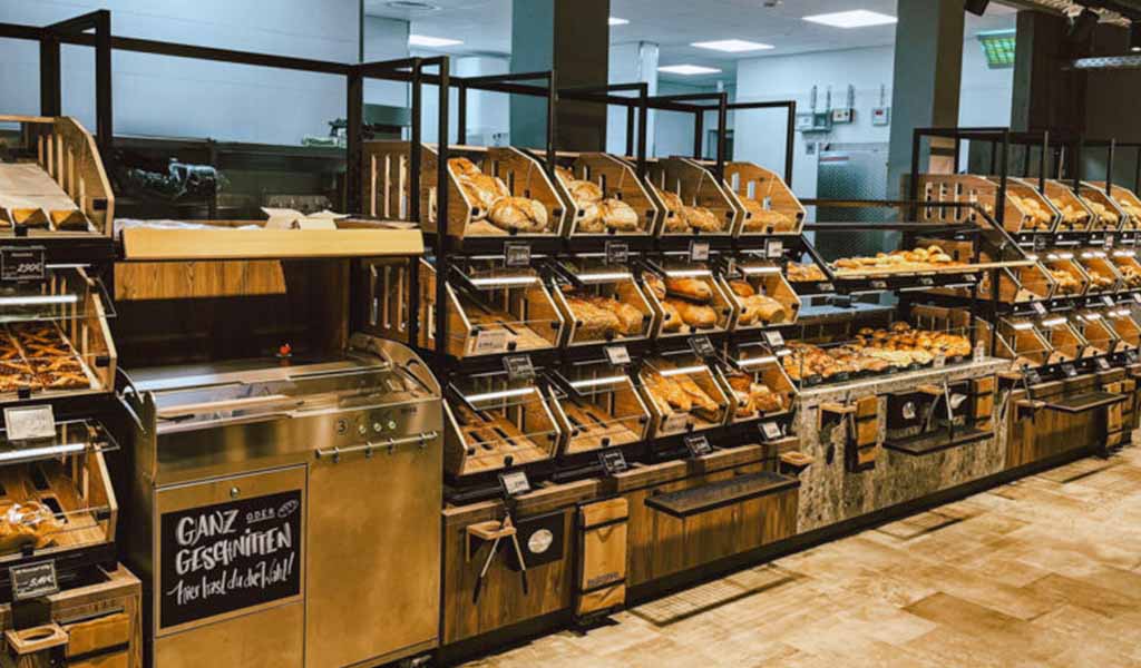 Zum Markt gehören eine Bäckerei und ein Café, aber es gibt auch SB-Backwaren | Foto: Beckesepp