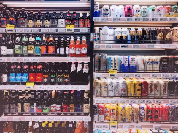 Ladenregal mit unterschiedlichen Getränken und digitalen Preisschildern.