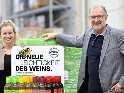 Dr. Janina Krick und ihr Vater Jörg Krick, Gründer:in des Familienweinguts weinton (WNTN GmbH) in Grolsheim, setzen sich dafür ein, die Weinbranche nachhaltig und zukunftsfähig zu gestalten.